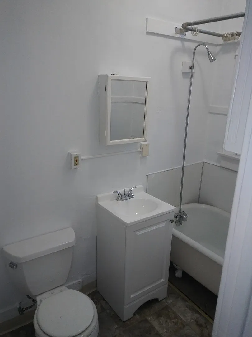 Tenth Avenue Apts. — Photo 1