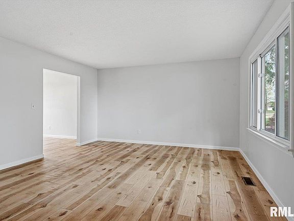 5th image of 149 Joan Dr
