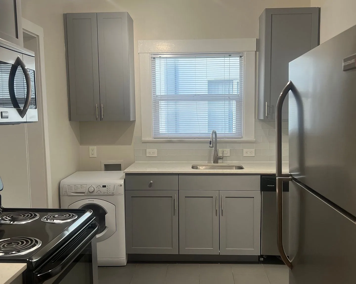Great Location with Full Washer and Dryer in Unit and Full Kitchen! — Photo 4