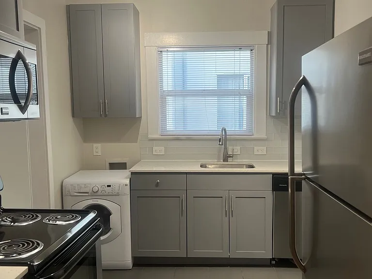 Great Location with Full Washer and Dryer in Unit and Full Kitchen! — Photo 4