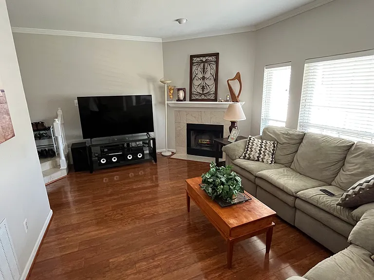 664 Gateway Dr SE — Photo 1