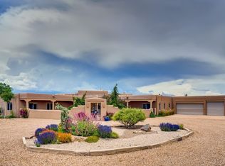39 Calle Hacienda, Santa Fe, NM 87506