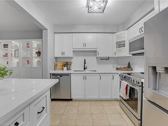 5th image of 4465 Comfort Cres