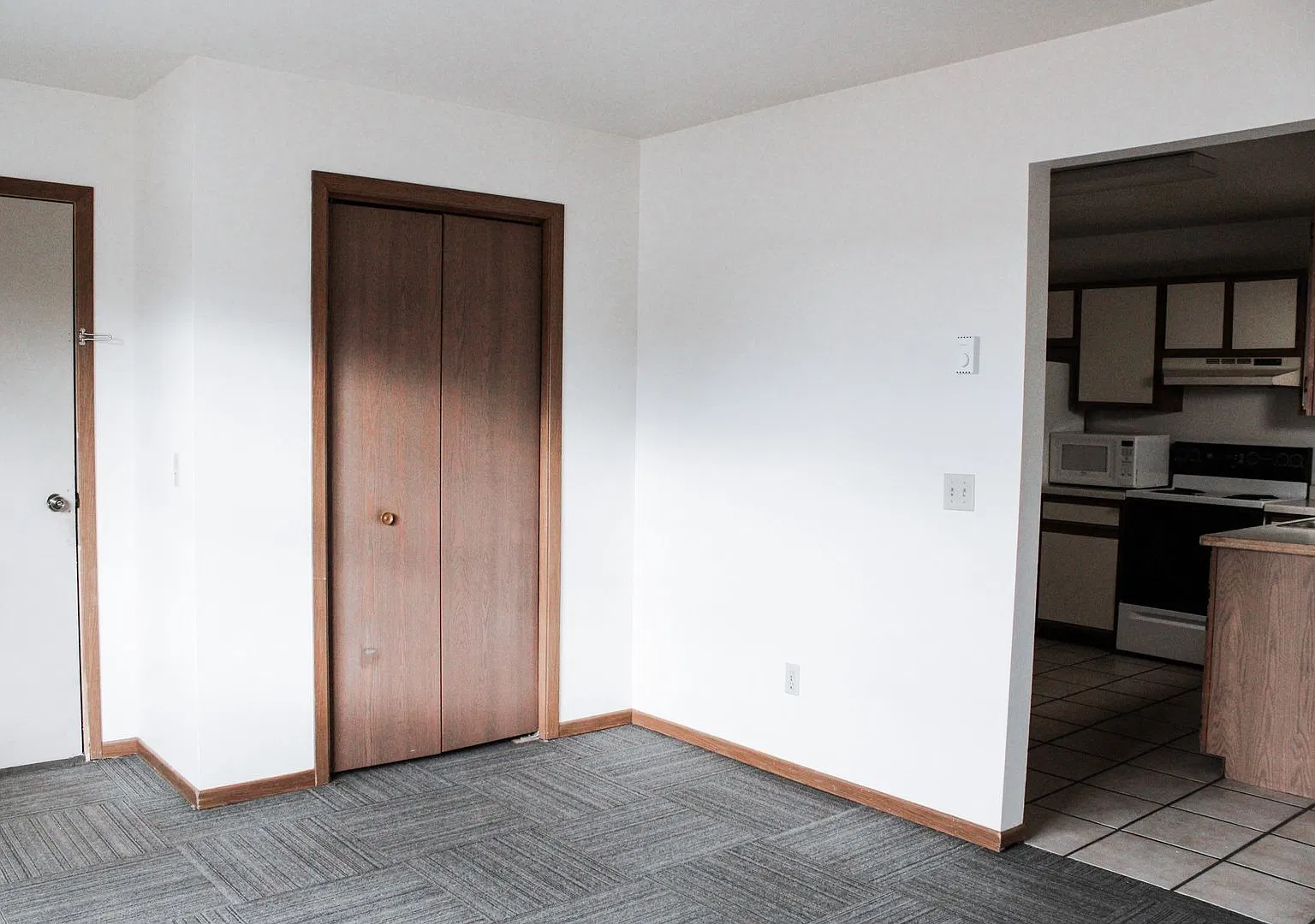 1103 Glades — Photo 4