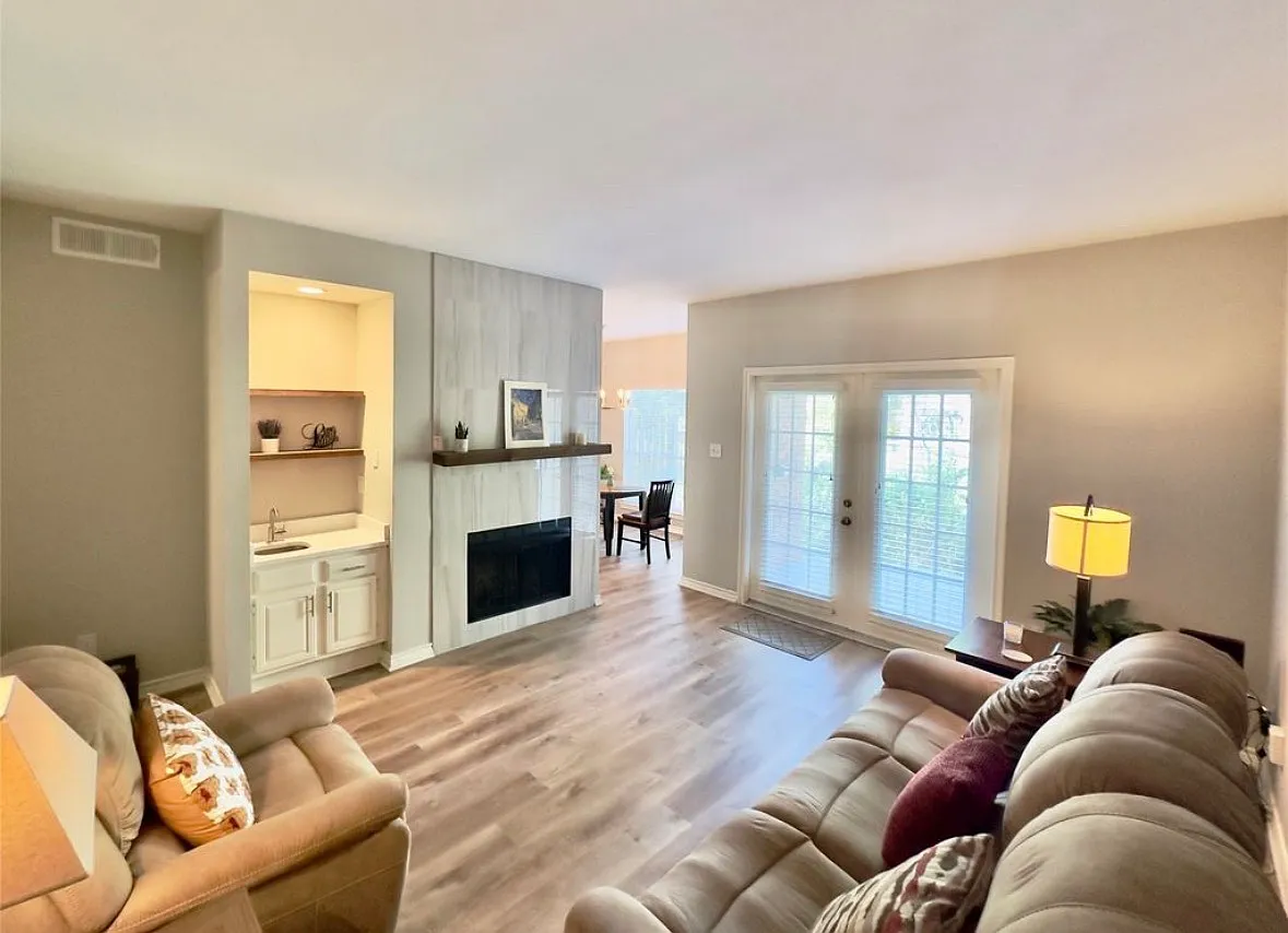 2 bed, 882 sqft, $1,695 — Photo 2