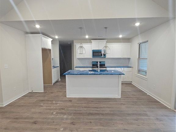 5th image of 10 Kent Dr