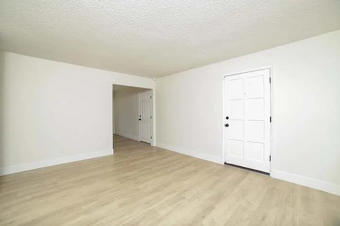 3231 W Indianapolis Ave — Photo 4