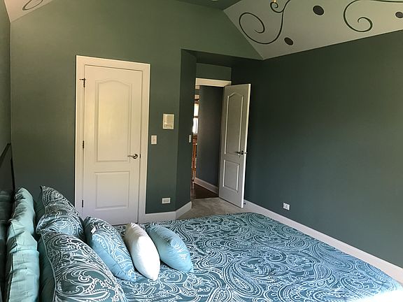 Bedroom 2 w/ walk-in closet