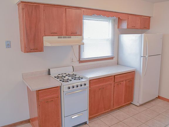 2nd image of 909 1/2 Drexel Blvd