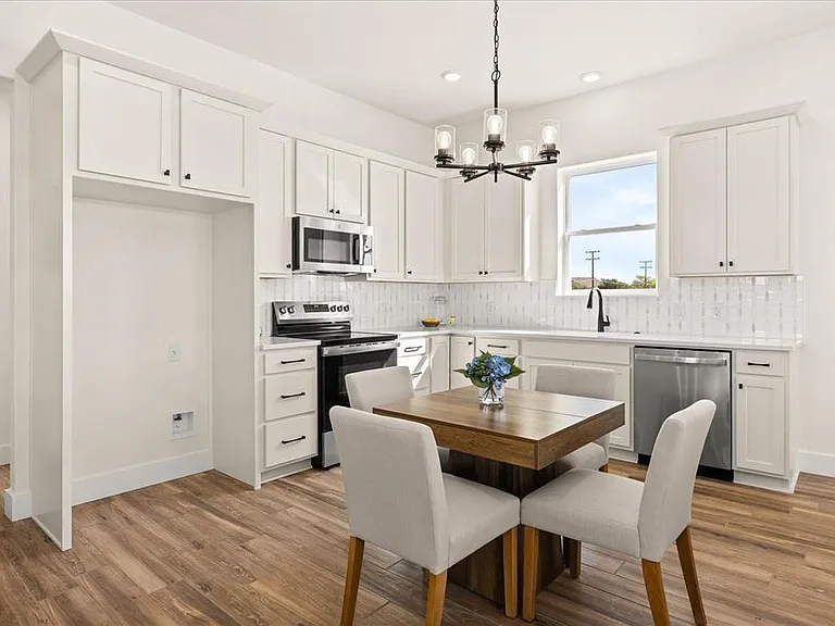 802 S Creek St #108 — Photo 6