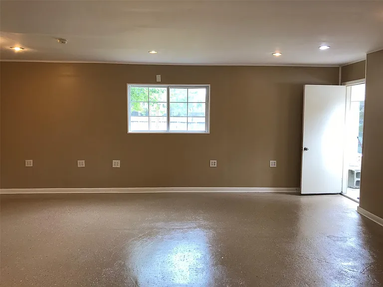 18002 Hollywell Dr — Photo 18