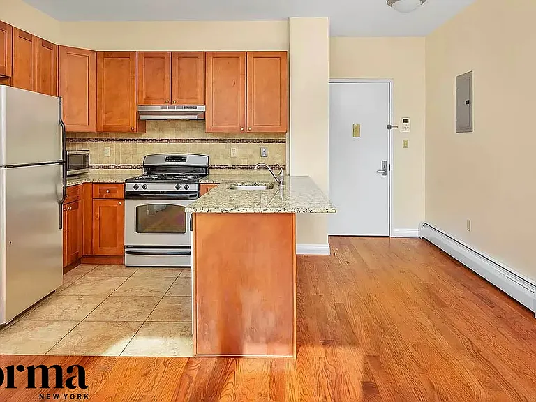 12-03 Jackson Ave #2C — Photo 4