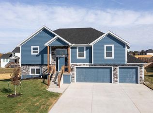 16338 Lois Ln, Basehor, KS 66007