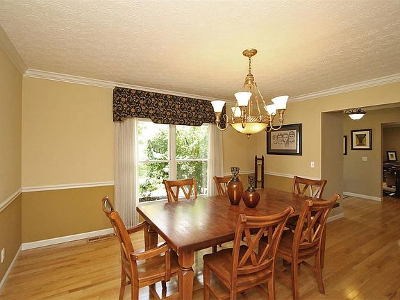 5th image of 9 Forest Hill Ln