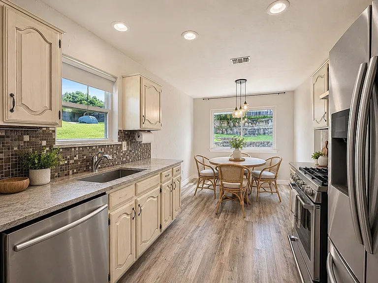 601 Ascot Dr — Photo 3
