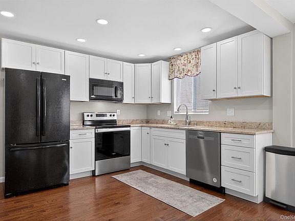 3rd image of 674 Sackett Lake Road