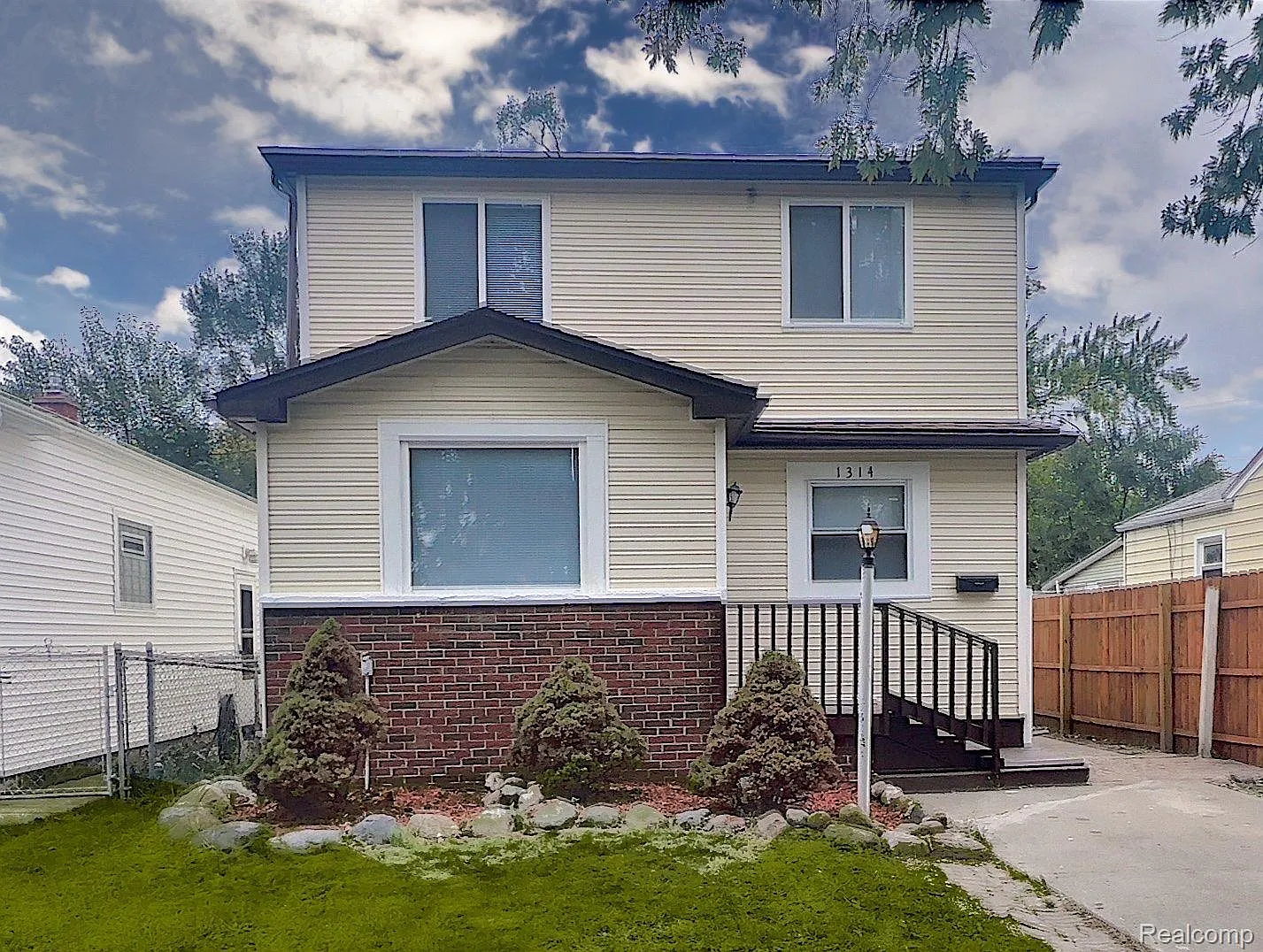 1314 Applewood Ave photo 1