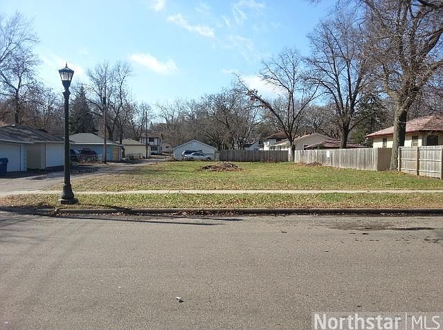 2nd image of 470 Rose Ave E