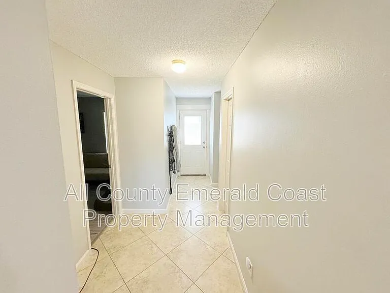 915 Emily Cir — Photo 14