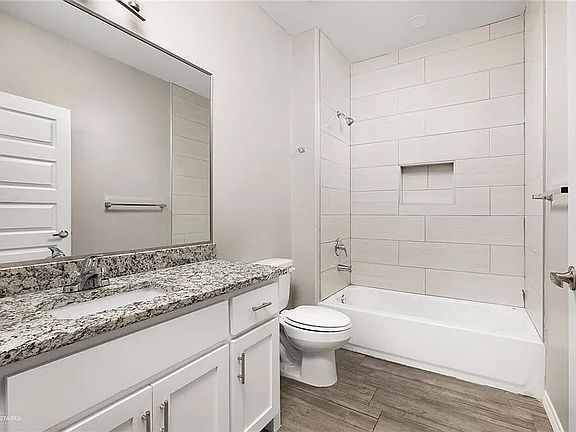 3rd image of 2104 Davenport St #2