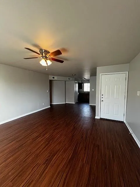 3 bed, 2.0 bath, 17128 sqft, $926 — Photo 2