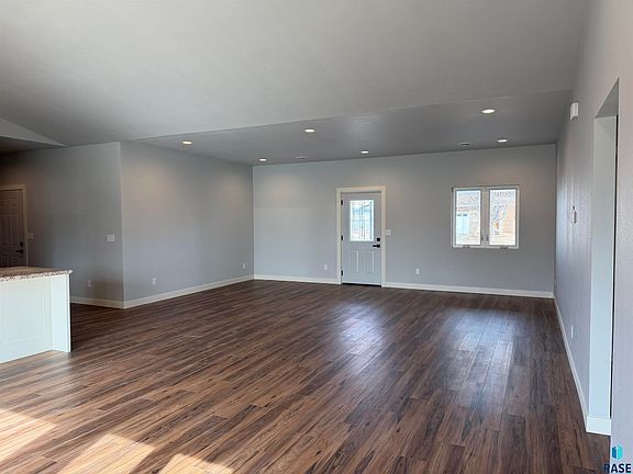 3rd image of 636 Apple Creek Rd