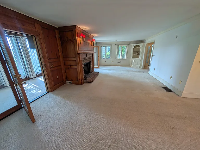 139 N Main St — Photo 16