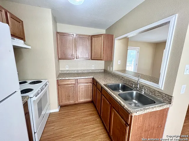 3 bed, 1.0 bath, 973 sqft, $1,050 — Photo 4