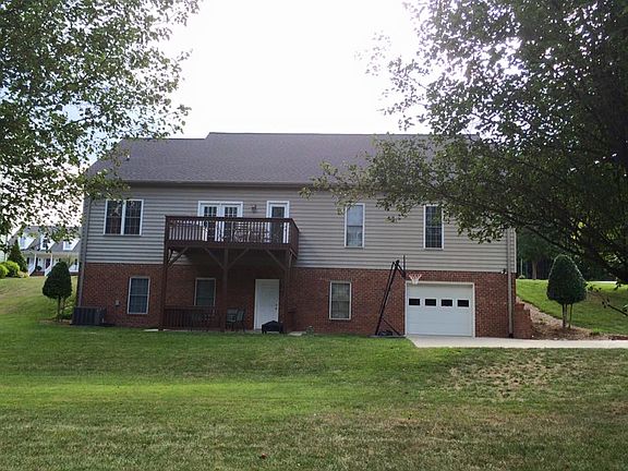 5th image of 910 Barrington Dr NE