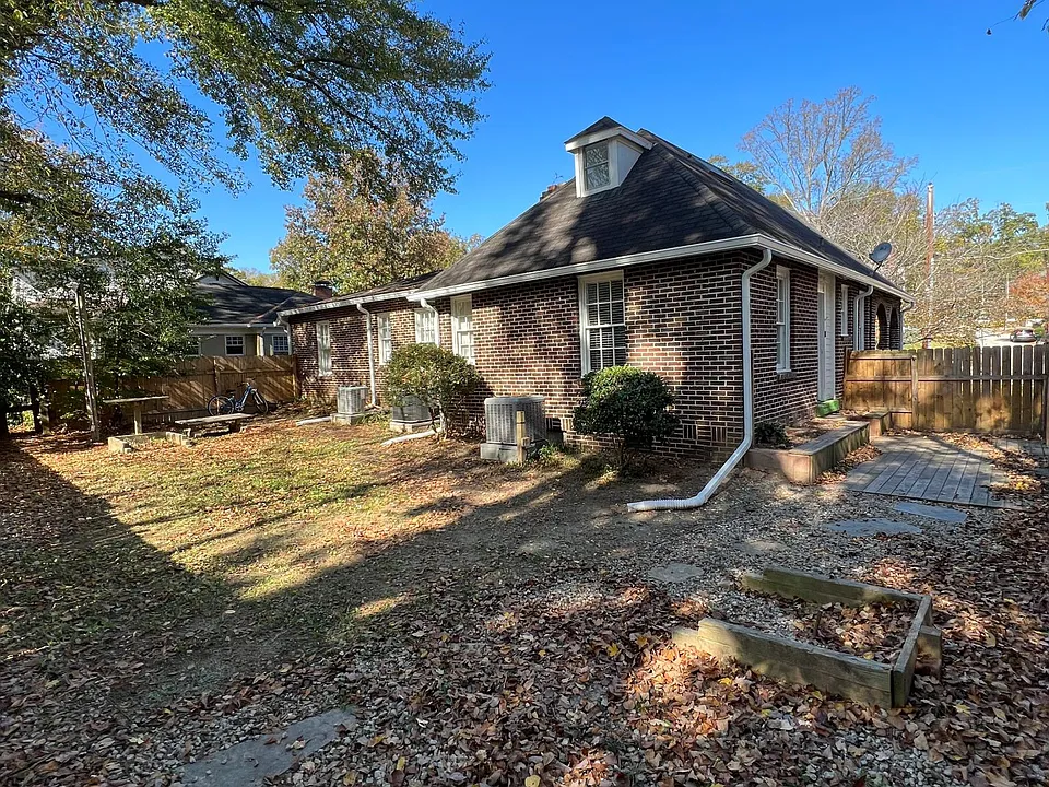 1304 N Morningside Dr NE