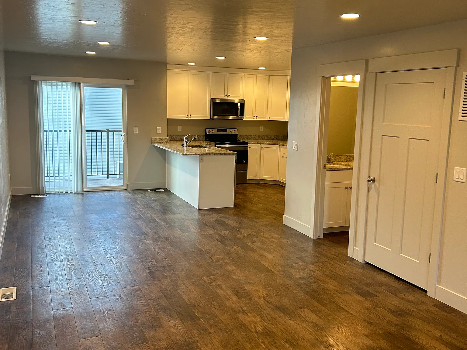 3 bed, 2.5 bath, 1650 sqft, $1,750 — Photo 2
