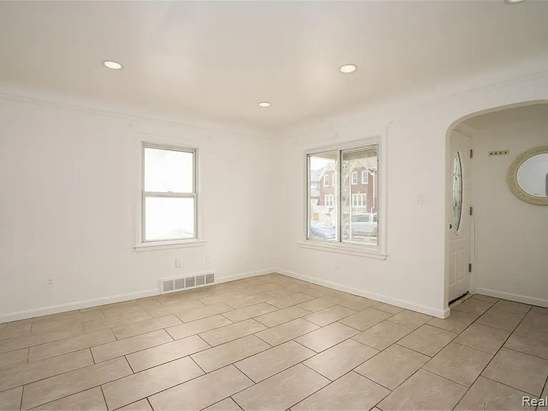 4781 Williamson St — Photo 4