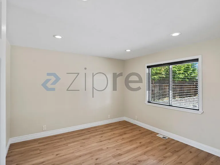 566 Beechmont Ln — Photo 18