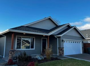 1560 Raydean Dr, Grants Pass, OR 97527