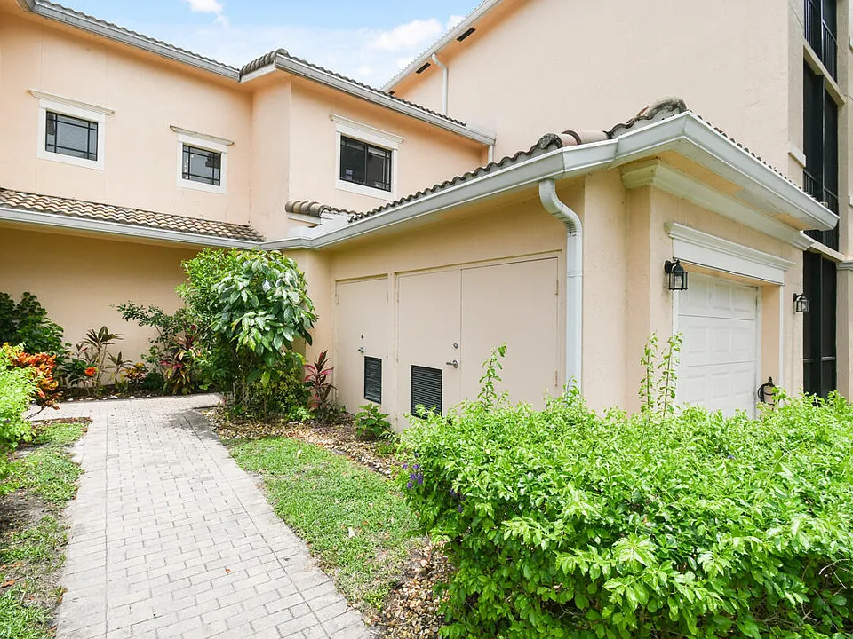 2916 Tuscany Ct #104