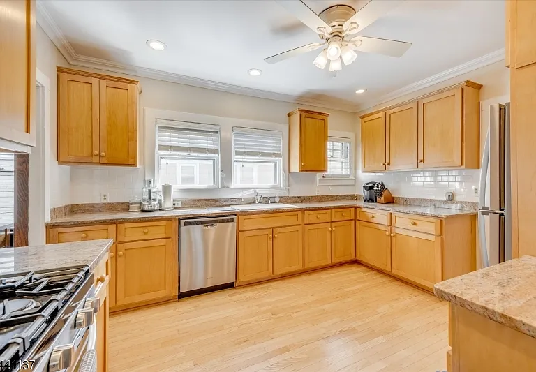 44 Walnut Cres — Photo 8
