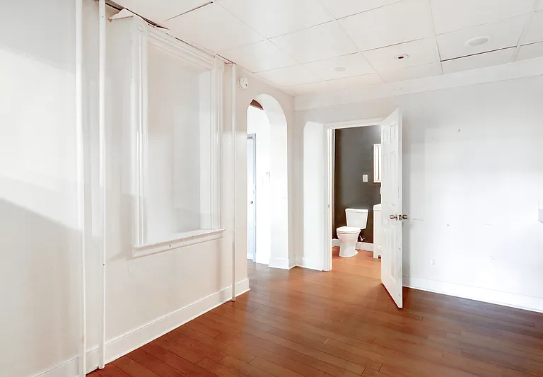 121 E Chestnut St #121B — Photo 10