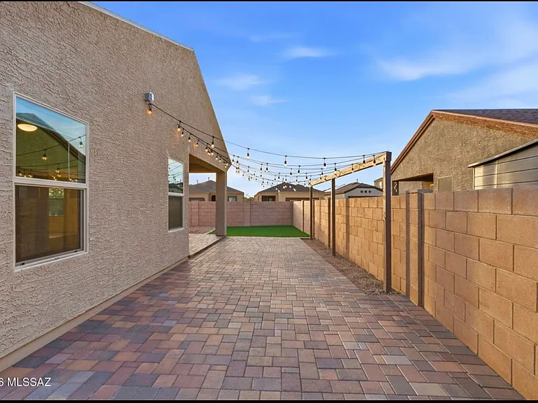 2557 E Calle Joya De Ventura — Photo 13