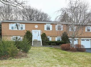 15 Pearce Pl, Mahopac, NY 10541