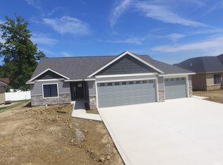 1602 Hickory Holw, Auburn, IN