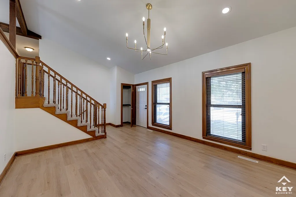 4 bed, 3.0 bath, 2336 sqft, $1,900 — Photo 3
