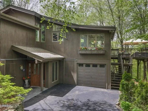 122 Roan Dr, Hawley, PA 18428