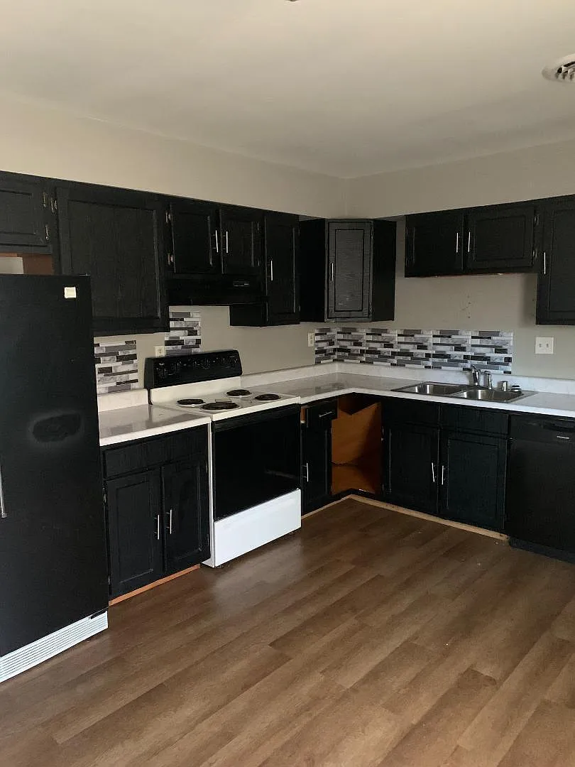 3 bed, 1.0 bath, 1000 sqft, $1,595 — Photo 3