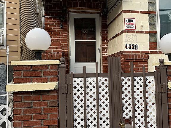 4th image of 1528 Commonwealth Ave