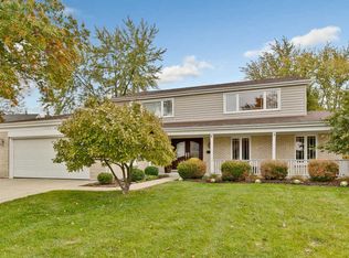 1703 S Chesterfield Dr, Arlington Heights, IL 60005