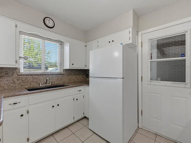 5704 Cedardale Dr — Photo 8
