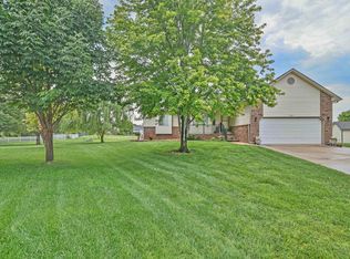 422 S Streamside Ct, Clearwater, KS 67026