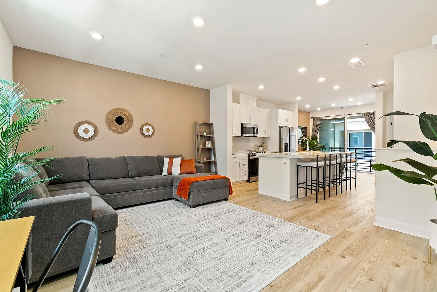 4 bed, 3.0 bath, 1679 sqft, $7,511 — Photo 2