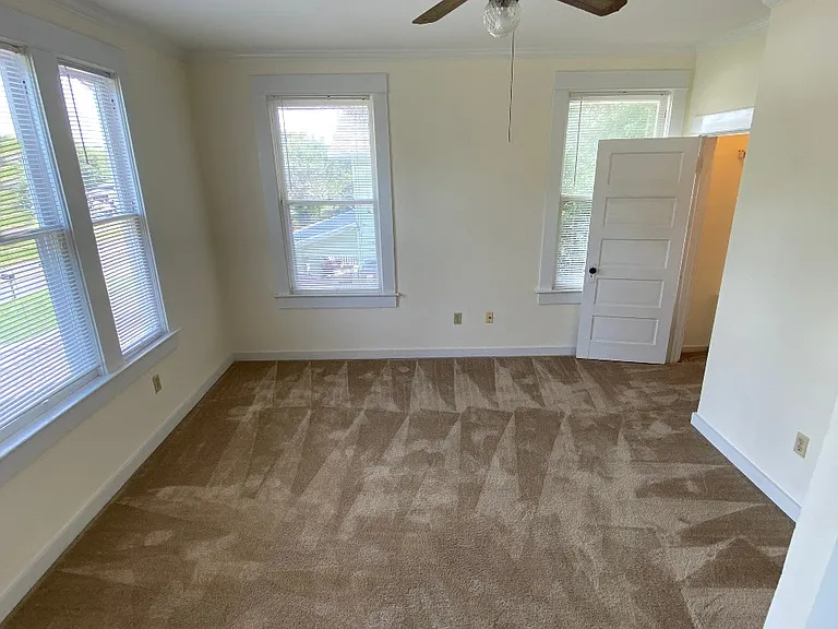 902 S Grove St — Photo 10