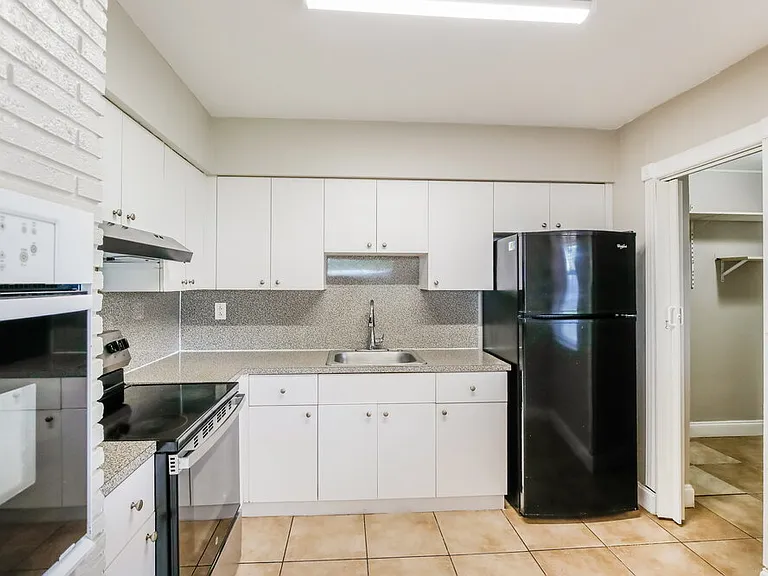 1810 De Soto Dr — Photo 8